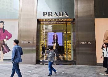 Prada compra Versace por 1.450 millones: un giro estratégico clave