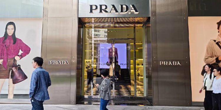 Prada compra Versace por 1.450 millones: un giro estratégico clave