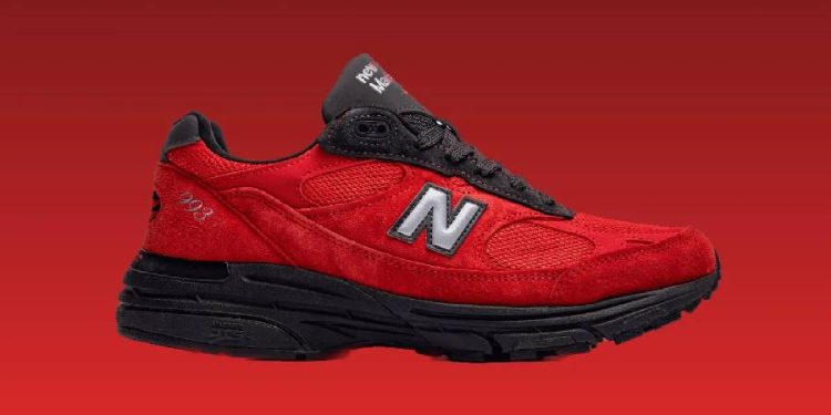 Rojo vivo: las New Balance 993 iluminan looks oscuros