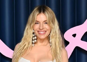 Sienna Miller revela su embarazo en los British Fashion Awards 2025