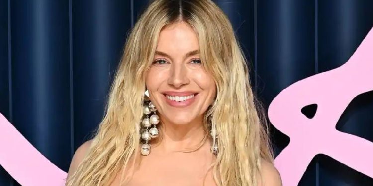 Sienna Miller revela su embarazo en los British Fashion Awards 2025