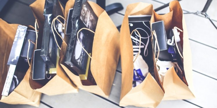 El lujo brilla en las capitales españolas con escaparates navideños que marcan tendencia