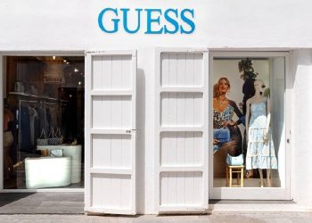 Authentic Brands concluye la compra de Guess y se consolida