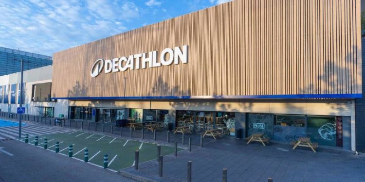 Decathlon acelera la compra de activos de Intersport en España
