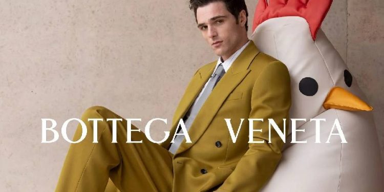 Elordi brilla con Bottega Veneta en los Critics Choice 2026