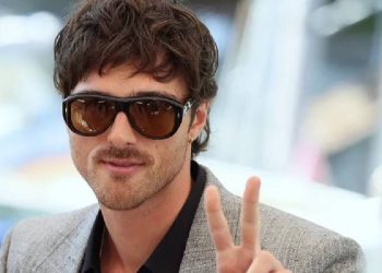 Elordi y sus gafas icónicas: una jugada de estilo