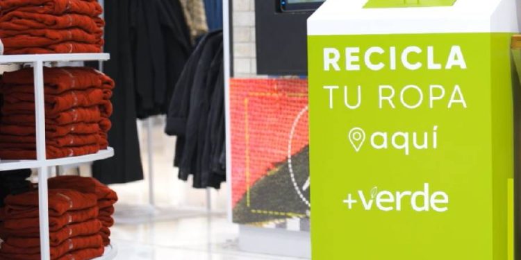 Falabella impulsa la economía circular con buzones de ropa