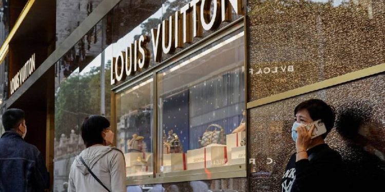 LVMH sufre caída bursátil y sacude al lujo