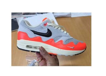 NIKE