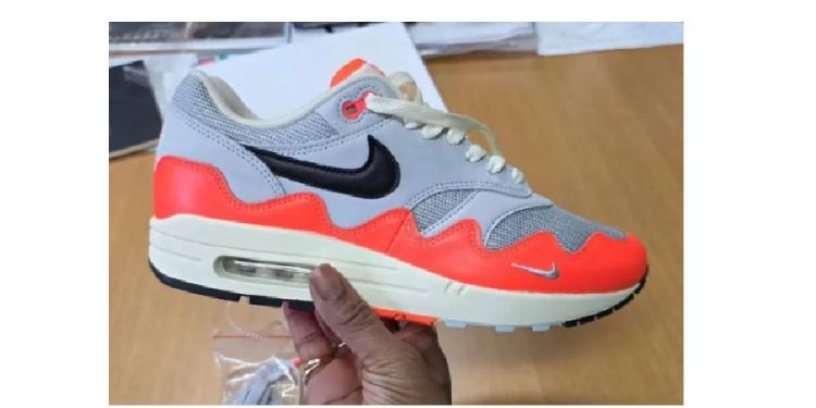 NIKE