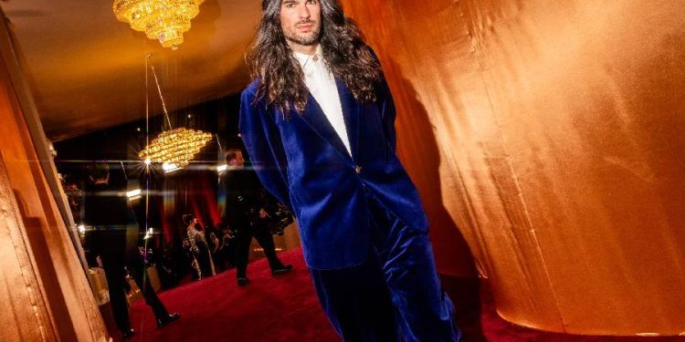 Óliver Laxe y un traje que redefine la elegancia