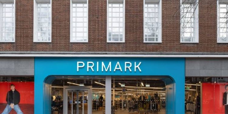 Primark mantiene previsiones pese a caída navideña