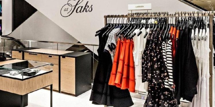 Saks al borde de la quiebra: cambios en la dirección y salida de deuda