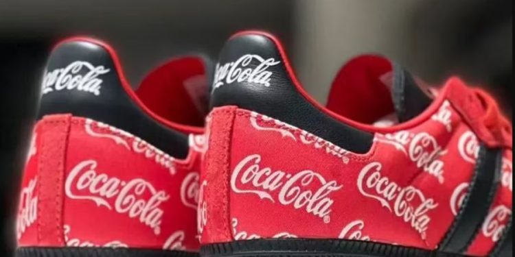 Coca-Cola y Adidas desatan la logomanía: Reinterpretan las iconicas Samba con un estilo pop radical