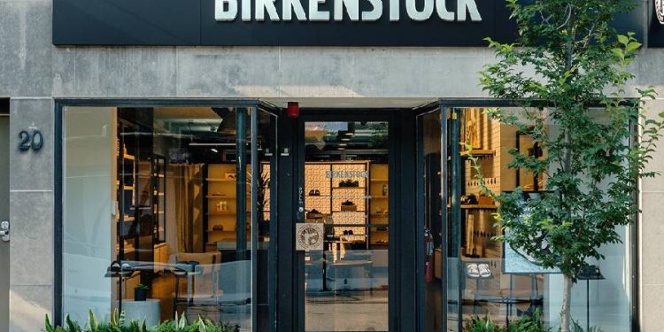 Birkenstock eleva beneficios en el primer trimestre