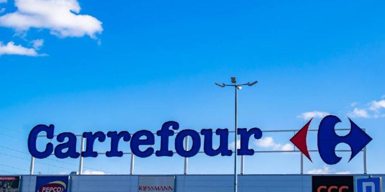 Carrefour enfrenta demanda histórica por intereses abusivos en tarjetas