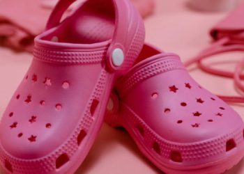 Crocs: pérdidas en 2025 pese a cierre positivo de temporada
