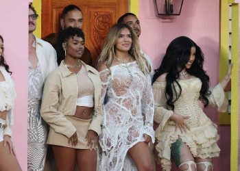 Karol G deslumbró en el Super Bowl 2026 con vestido transparente