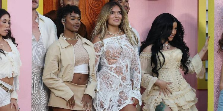Karol G deslumbró en el Super Bowl 2026 con vestido transparente