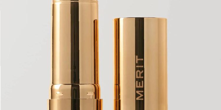 Merit llega a España: la barra que sustituye base y corrector