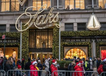 Saks cierra nueve tiendas en plena quiebra