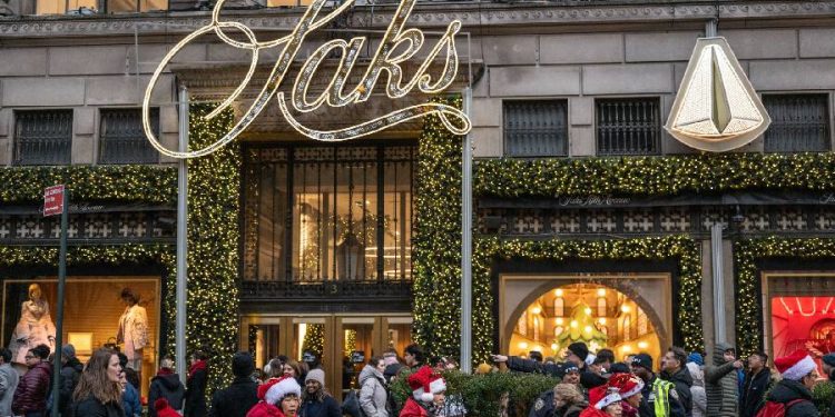 Saks cierra nueve tiendas en plena quiebra