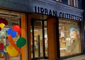 Urban Outfitters: ventas en alza de 11% en 2025