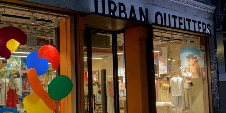 Urban Outfitters: ventas en alza de 11% en 2025