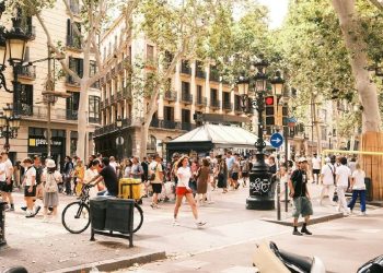 El ocaso de las vitrinas: Por qué el comercio físico se desangra