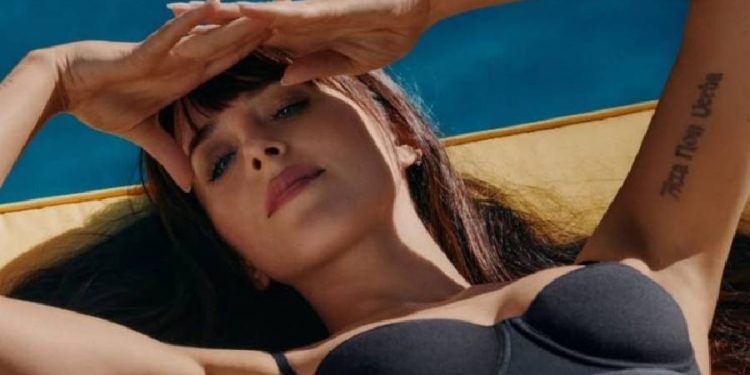 Calvin Klein reinventa denim noventero con Dakota Johnson