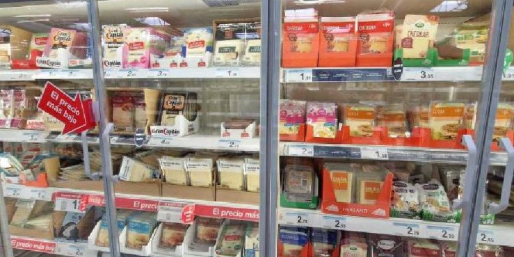 Carrefour potencia productos con próximo vencimiento junto a cajas