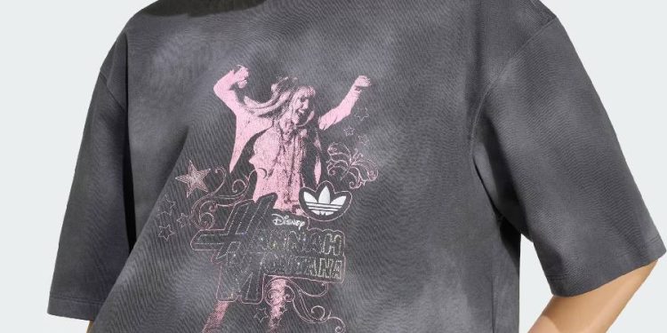 Hannah Montana x adidas: la camiseta que celebra 20 años de nostalgia