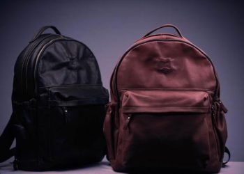 Mochilas escolares negra y vinotinto
