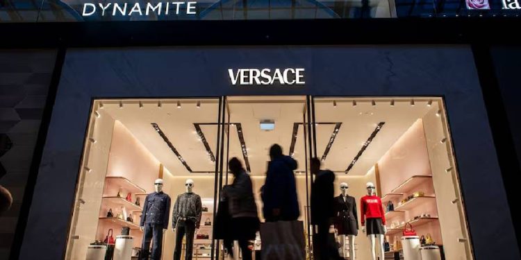 Prada 2025 sube, Versace llega: ventas en alza
