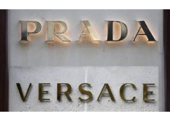 Prada toma el control de Versace para dominar la alta moda