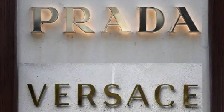 Prada toma el control de Versace para dominar la alta moda