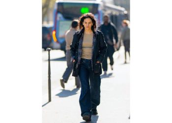 Rosalía adelanta la tendencia de jeans azul marino para 2026
