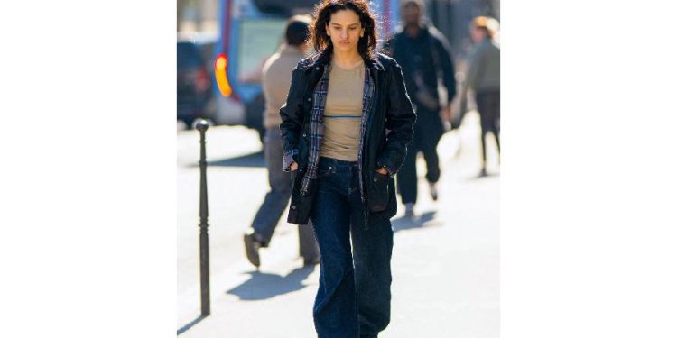 Rosalía adelanta la tendencia de jeans azul marino para 2026