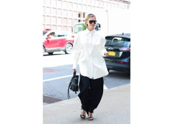 Charlize Theron y el pantalón bombacho: tendencia absoluta