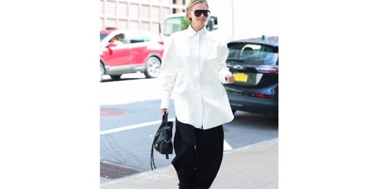 Charlize Theron y el pantalón bombacho: tendencia absoluta