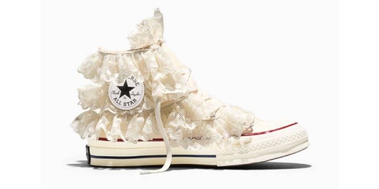 Converse reinventa su estilo clásico con detalles de volantes y bordados románticos