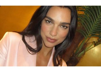 Dua Lipa y el "Office Siren": El look que redefine el éxito