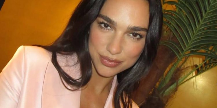 Dua Lipa y el "Office Siren": El look que redefine el éxito