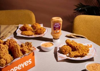 Heinz y Popeyes lanzan al retail su salsa Spicy Chicken