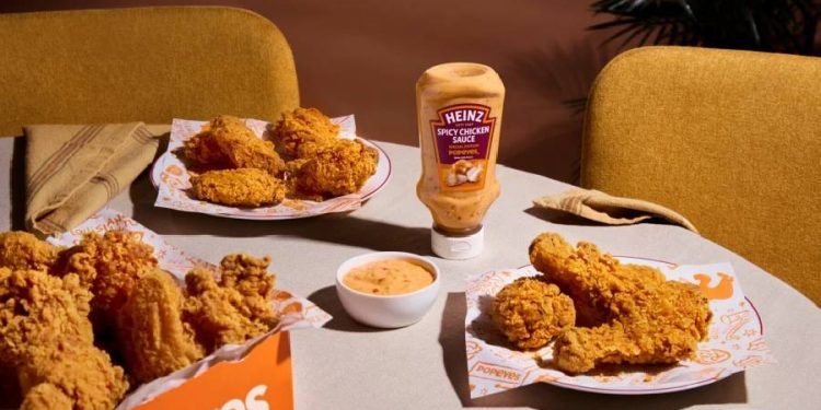 Heinz y Popeyes lanzan al retail su salsa Spicy Chicken