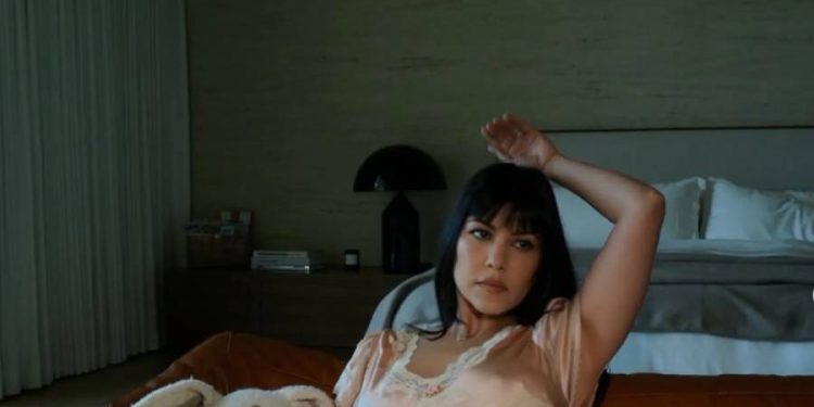 Kourtney Kardashian dicta tendencia en Coachella 2026 con satén