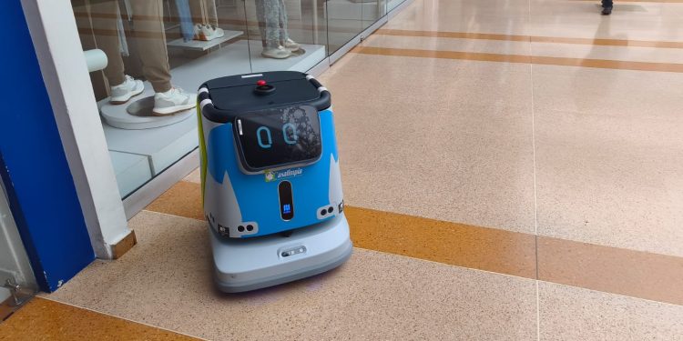 Robots inteligentes transforman la experiencia en Plaza Imperial