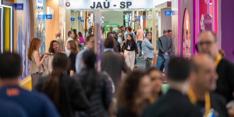 Brasil pisa fuerte, Colombia compra moda y negocio en la gran vitrina del calzado