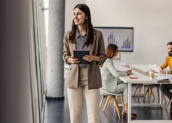 Joven líder empresarial en la oficina
