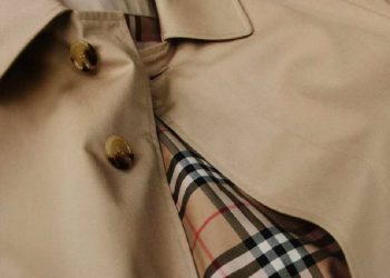 Burberry se reinventa: cierra tiendas para salvar su lujo